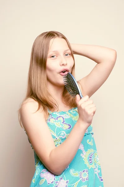 Ragazza adolescente con spazzola per capelli — Foto Stock