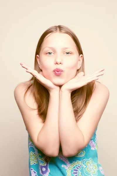 Teenager-Mädchen macht lustige Gesichter — Stockfoto