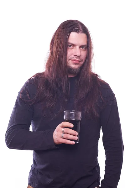 Tizio con i capelli fluenti che tengono il bicchiere di birra — Foto Stock