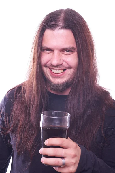 Cara com cabelo fluindo sorrindo e segurando copo de cerveja — Fotografia de Stock