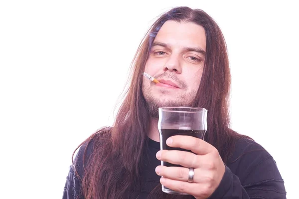 Cara com cabelo fluindo segurando copo de cerveja e fumando — Fotografia de Stock