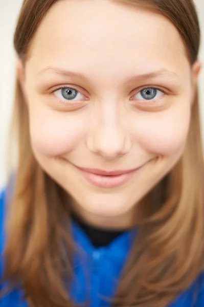 Teen flicka leende — Stockfoto