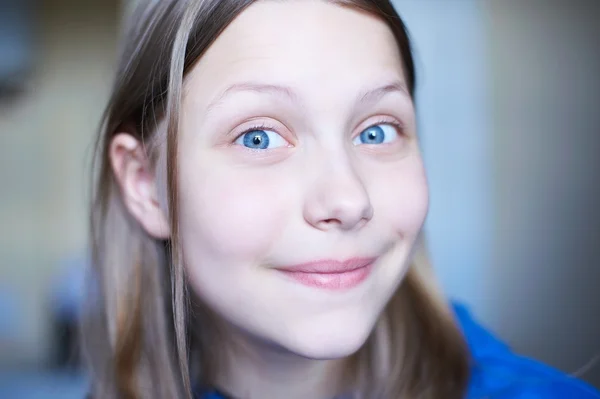 Teen girl smiling — Stock Photo, Image