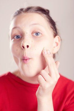ameliyat maskesi yüzünde mutlu bir genç kız