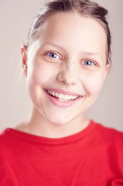 Gelukkig tiener meisje met struikgewas masker op haar gezicht — Stockfoto