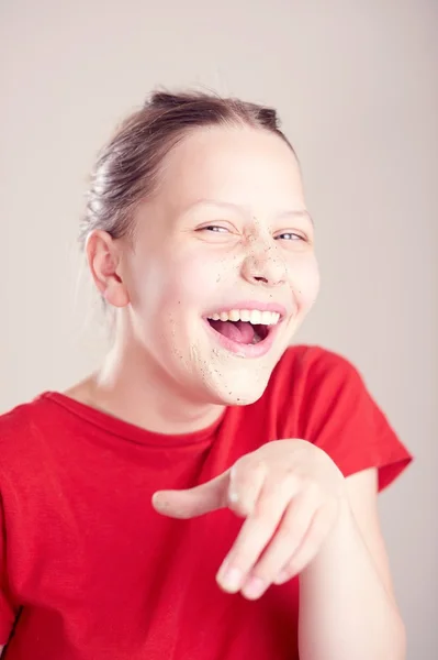 Gelukkig tiener meisje met struikgewas masker op haar gezicht — Stockfoto