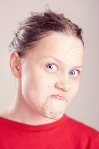 Gelukkig tiener meisje met struikgewas masker op haar gezicht — Stockfoto