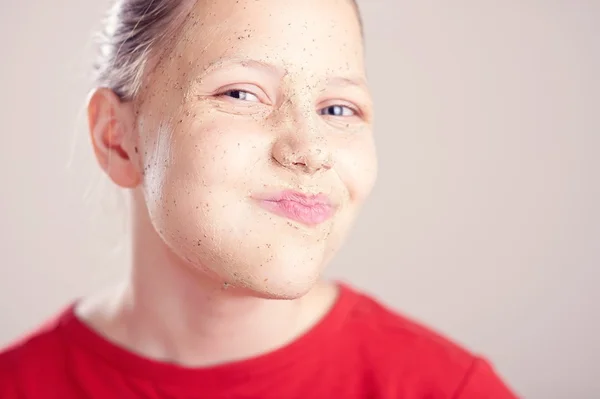 Gelukkig tiener meisje met struikgewas masker op haar gezicht — Stockfoto