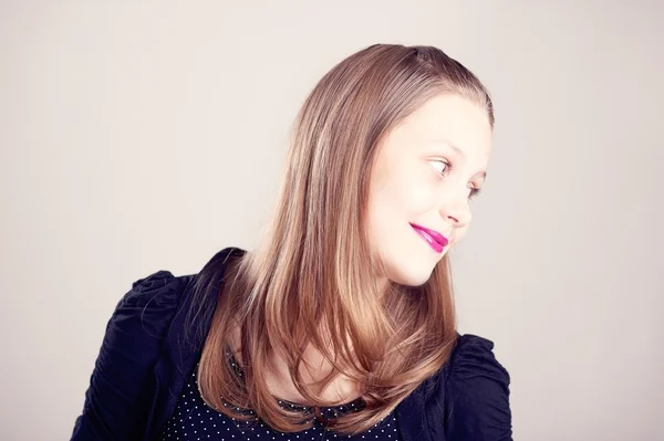 Menina adolescente posando e sorrindo — Fotografia de Stock