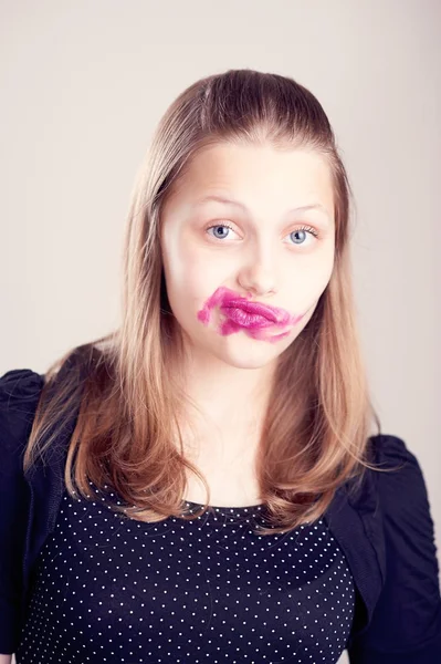 Έφηβος κορίτσι κάνει αστείες γκριμάτσες — Φωτογραφία Αρχείου