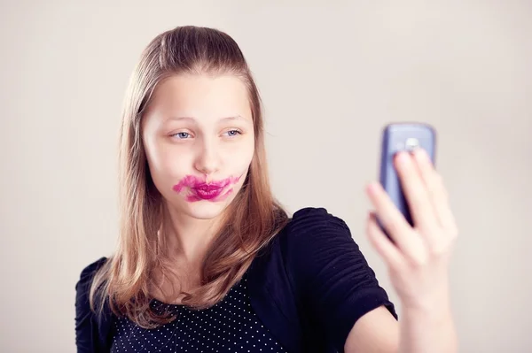 Gelukkig tiener meisje maken foto's van zichzelf — Stockfoto