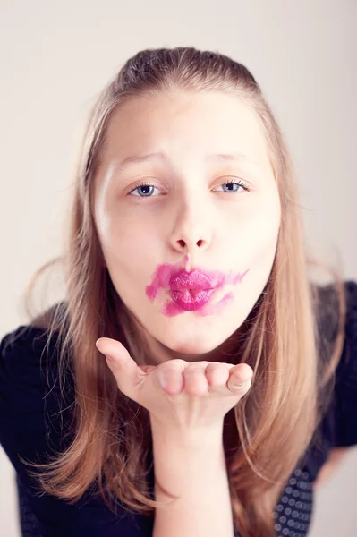 十代の少女送信空気キス — ストック写真