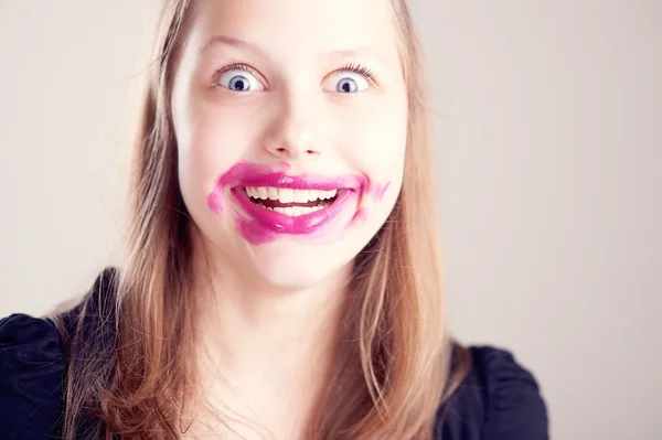 Chica adolescente haciendo caras graciosas — Foto de Stock