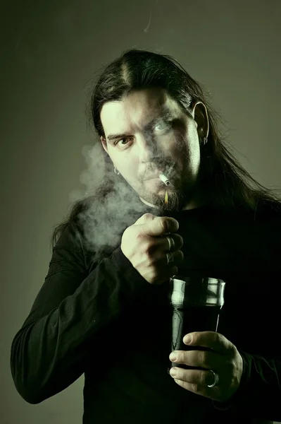 Rocker człowiek z szkło piwa i papierosów — Zdjęcie stockowe