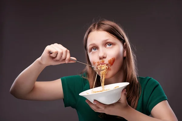 Menina adolescente comer macarrão — Fotografia de Stock