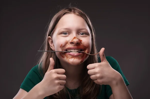 Teenie-Mädchen mit Gabel in den Zähnen — Stockfoto