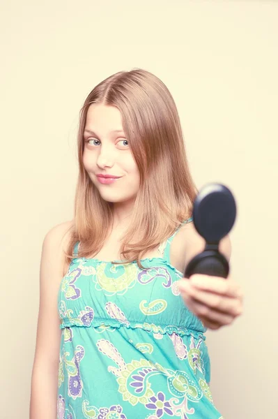 Lycklig tonåring tjej tittar på spegeln — Stockfoto