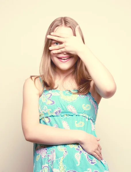 Menina adolescente feliz sorrindo — Fotografia de Stock