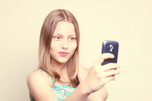 Happy teen girl make pictures of herself — Stock Photo, Image