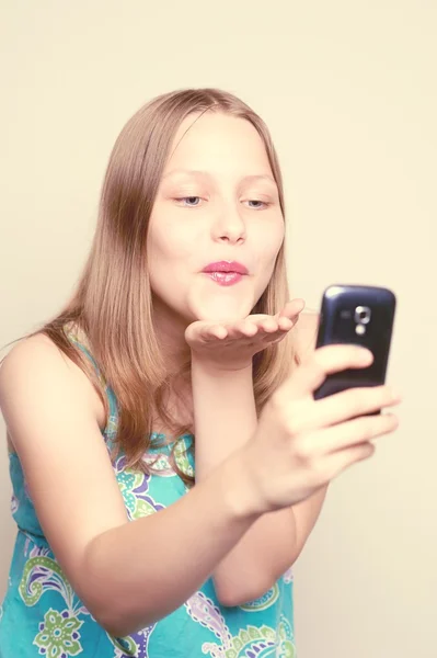 Menina adolescente feliz fazer fotos de si mesma — Fotografia de Stock