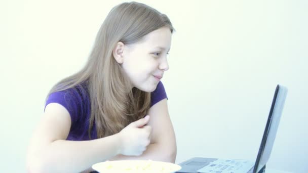 Девушка-подросток с ноутбуком — стоковое видео