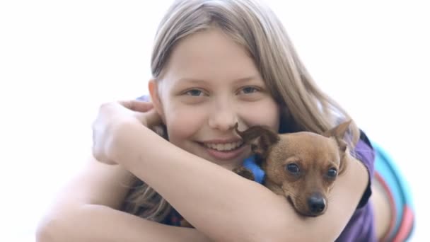 Adolescente chica con su mejor amigo — Vídeos de Stock