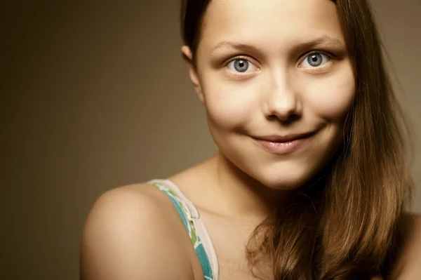 Teen girl smiling — Stock Photo, Image