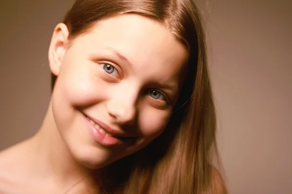 Teen girl smiling — Stock Photo, Image