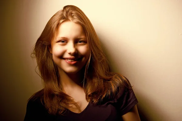 Teen girl smiling — Stock Photo, Image