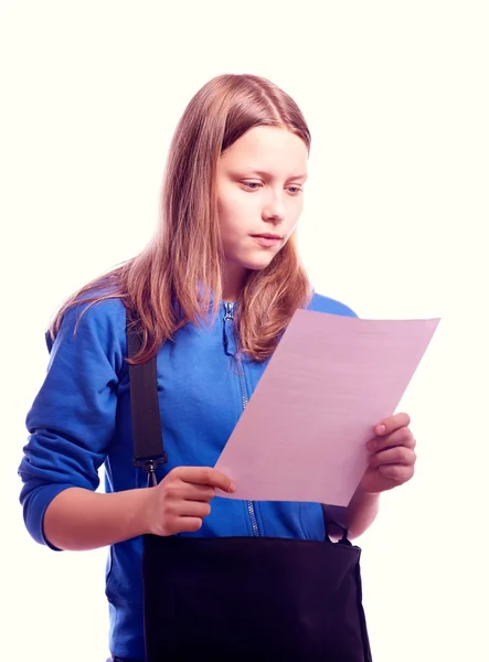 Девочка-подросток, стоящая со школьным пакетом и бумагой — стоковое фото