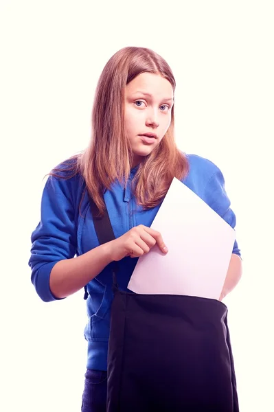 Tiener meisje plaatst iets in een zak — Stockfoto