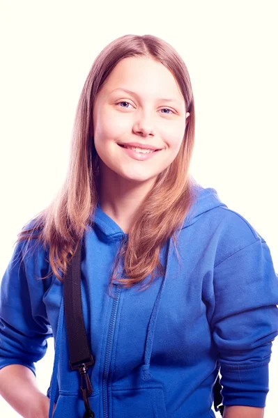 Ragazza adolescente in piedi con lo schoolbag — Foto Stock