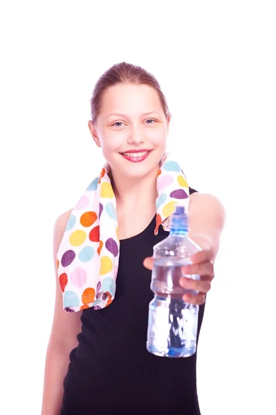 Adolescente chica sosteniendo toalla y botella de agua — Foto de Stock