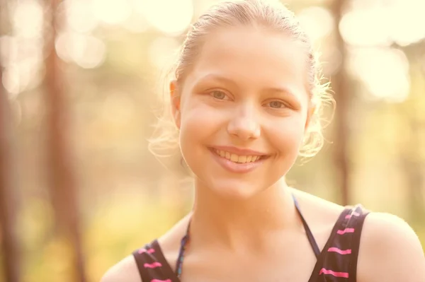 Adolescente chica resto en la naturaleza — Foto de Stock