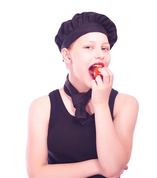 Menina adolescente comendo tomate — Fotografia de Stock