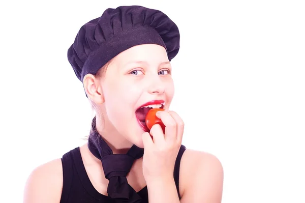 Menina adolescente comendo tomate — Fotografia de Stock