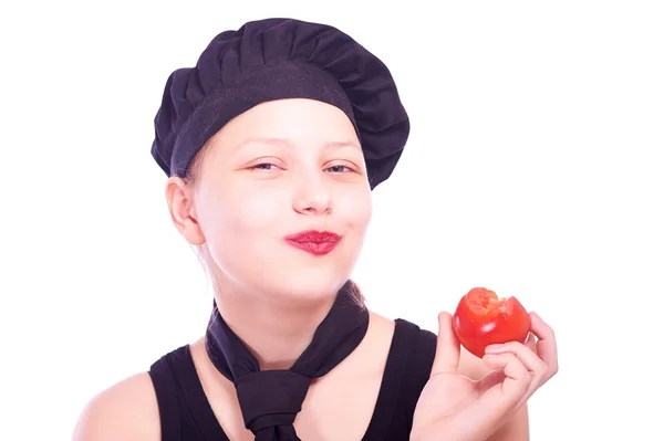 Menina adolescente comendo tomate — Fotografia de Stock