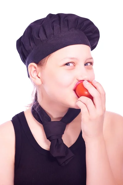 Adolescente chica comer tomate — Foto de Stock