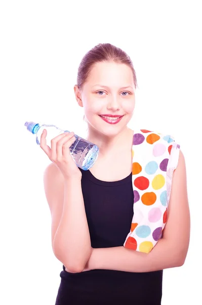 Teenager Mädchen mit Handtuch und Flasche Wasser — Stockfoto