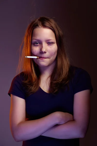 Dospívající dívka s cigaretou — Stock fotografie