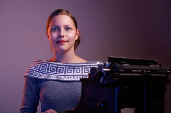 Teenie-Mädchen sitzt am Tisch — Stockfoto