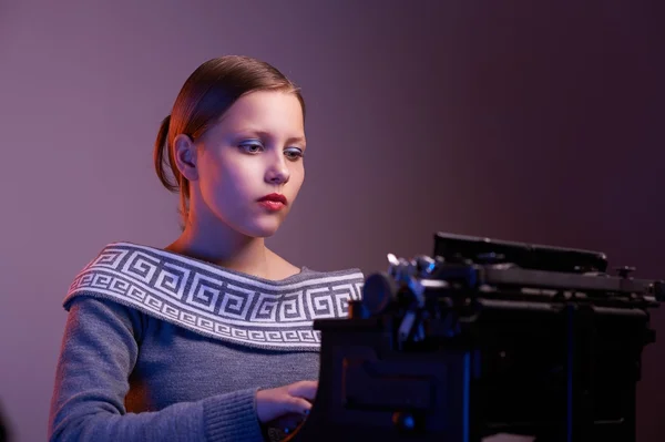 Ernsthafte Teenager Mädchen etwas zu schreiben — Stockfoto