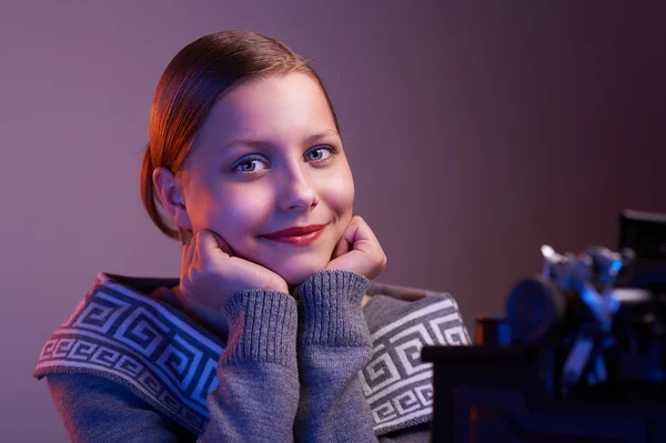 Teenie-Mädchen sitzt am Tisch — Stockfoto