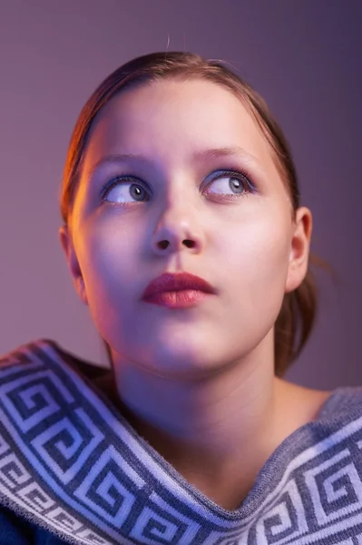 Teen flicka tittar upp med intresse, porträtt — Stockfoto