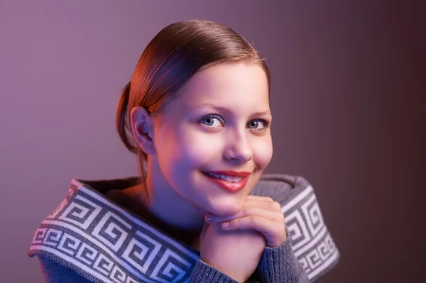 Jeune fille souriant, portrait — Photo