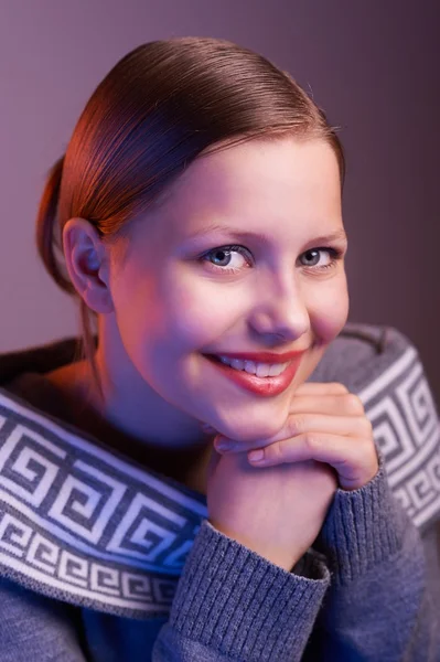 Jeune fille souriant, portrait — Photo