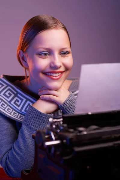 Ragazza adolescente che legge qualcosa con il sorriso sul suo viso — Foto Stock