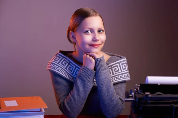 Девушка-подросток сидит за столом с книгами — стоковое фото