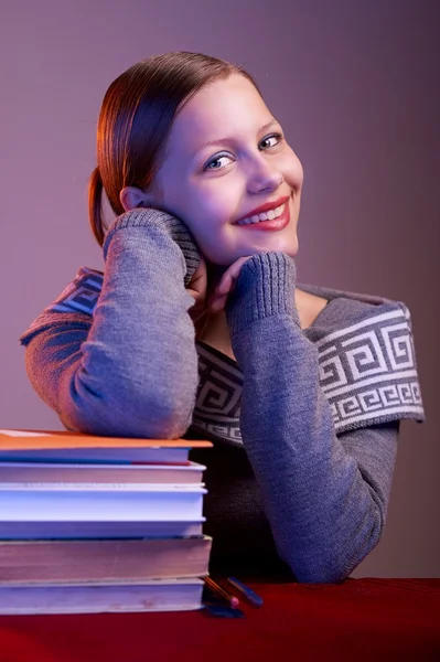 Tiener meisje aan tafel zit met boeken — Stockfoto