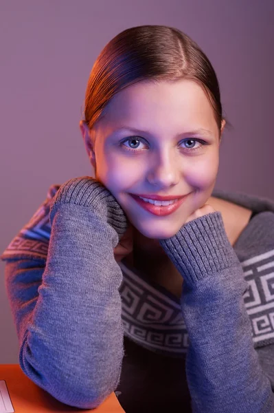 Adolescente assise à table avec des livres — Photo